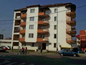 Vand apartament cu 2 camere in Titu Dambovita,     ideal pentru spatiu comercial