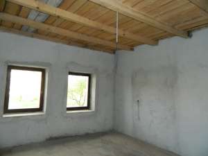 schimb casa Dombegyhaz la 20 km de Arad cu ap. in Arad