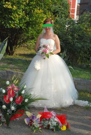 vand rochie mireasa,            tip printesa,            ivory,            an 2011