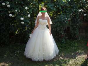 vand rochie mireasa,            tip printesa,            ivory,            an 2011
