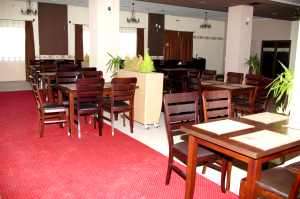Mobilier din lemn masiv pentru restaurant