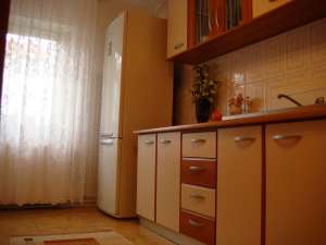 vand apartament 3 camere,  decomandat,  et 1/4,  bine intretinut,  zona ialomita