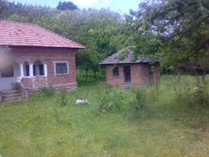 vand gospodarie (casa 4 cam,     magazie 2 cam ,     bucatarie ,     fanar 2 cam )din caramida ,    