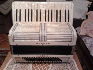 Vand Acordeon Hohner Verdi II bandonat 880 culoare alb sidefat impecabil