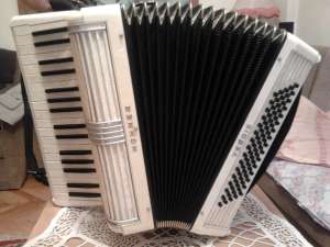 Vand Acordeon Hohner Verdi II bandonat 880 culoare alb sidefat impecabil