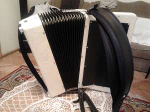 Vand Acordeon Hohner Verdi II bandonat 880 culoare alb sidefat impecabil