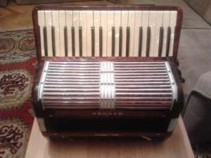 Vand Acordeon Hohner 80 basi in Vergea bandonat 880 culoare rosu sidefat