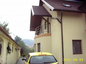 Case la rosu