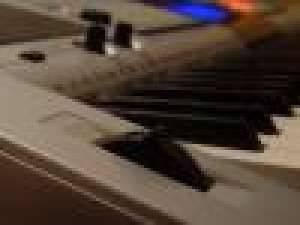 vand yamaha psr-e403 pret 450 eur sau schimb cu alta orgha de preferat sa aibe stick