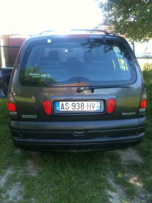 renault espeis. anu frabricatiei 1999. motor de 2000 benzina culoare negru. tapiterie piele neagra. 