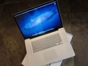 Apple MacBook Pro MC725LL / A 17-Inch Laptop