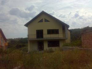 CONSTRUIM CASE LA ROSU SAU  LA CHEIE