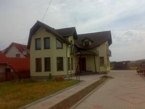 CONSTRUIM CASE LA ROSU SAU  LA CHEIE