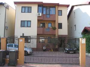 Vand apartament in vila