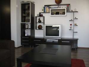 Vand apartament in vila