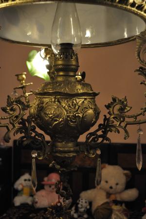 candelabru cu abajur si lumanari din bronz
