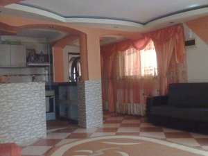 vand casa la curte