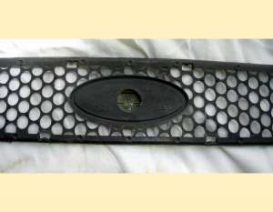 sigla ford ka grilaj fata bara plastic cu gaurele oval emblema