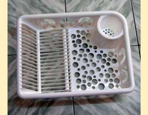 suport din plastic pentru tacamuri vesela bine organizat