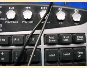 tastatura multimedia mufa ps2 culoare neagra cablu lung 150cm