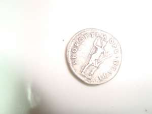 vand moneda de argint f. veche,  aproape de 2000 ani,  inscriptionata cu chipul ui Traian. astept of