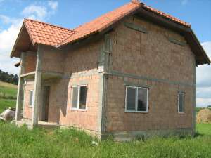 Vand casa la rosu,  sau scimb cu apartament!