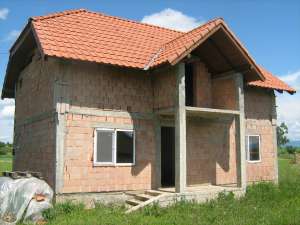 Vand casa la rosu,  sau scimb cu apartament!