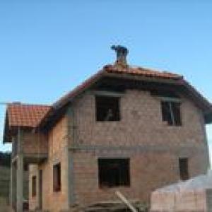 Vand casa la rosu,  sau scimb cu apartament!