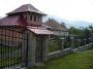 CASA+ANEXA+TEREN DE VANZARE IN ZONA LINISTITA,   CU VEDERE PANORAMICA LA MUNTE LA 14 KM DE COMANESTI