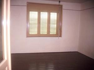 Vand casa in comuna Iratosu nr.36 jud. Arad,   28.000 euro negociabil,   3800 mp are cu tot cu gradi