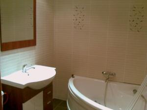 APARTAMENT 3 CAMERE  CU TOATE IMBUNATATIRILE