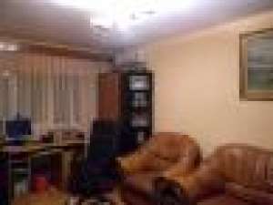 vand apartament 3 camere si garaj