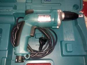 vand Makita 6825R
