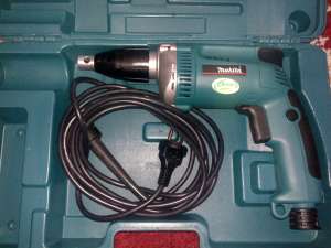 vand Makita 6825R