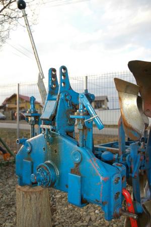 Plug tractor