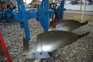 Plug tractor