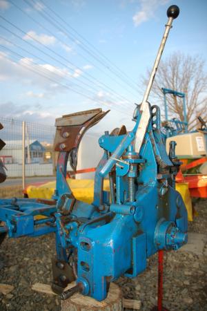 Plug tractor