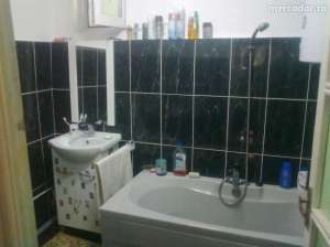 Vand urgent 2 corpuri de casa separate si 2 spatii comerciale.Ideal pentru 2 familii