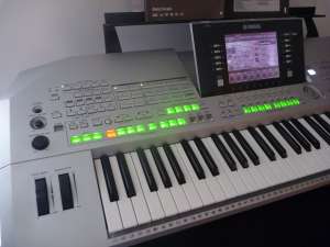 Vand Yamaha Tyros 2