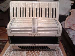 Vand Urgent Acordeon Hohner Verdi II bandonat 880 culoare alb sidefat impecabil
