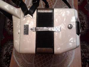 Vand Urgent Acordeon Hohner Verdi II bandonat 880 culoare alb sidefat impecabil