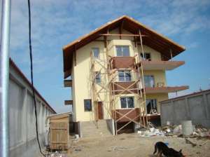Vand 3 apartamente in vila