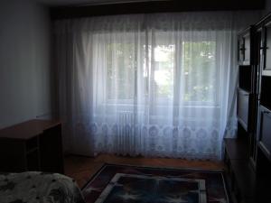 Camera decomandata intr-un apartament cu 3 camere disponibila pentru 2 persoane!
