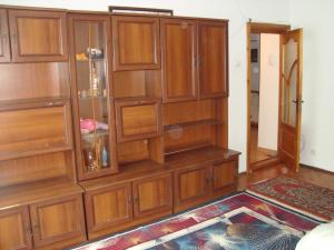 Camera decomandata intr-un apartament cu 3 camere disponibila pentru 2 persoane!