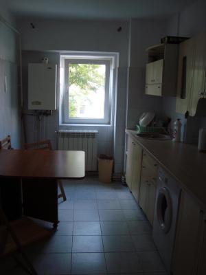 Camera decomandata intr-un apartament cu 3 camere disponibila pentru 2 persoane!