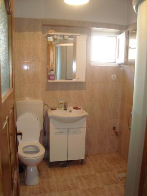 Camera decomandata intr-un apartament cu 3 camere disponibila pentru 2 persoane!