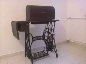 Vand masina de cusut Singer cu pedala,  in stare functionala,  suportul si accesoriile sunt original