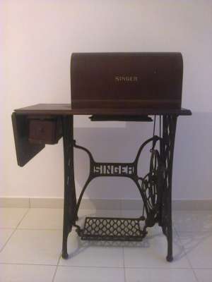 Vand masina de cusut Singer cu pedala,  in stare functionala,  suportul si accesoriile sunt original