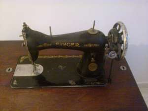 Vand masina de cusut Singer cu pedala,  in stare functionala,  suportul si accesoriile sunt original