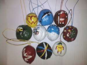 Globuri pictate manual pe nuci (hand made)